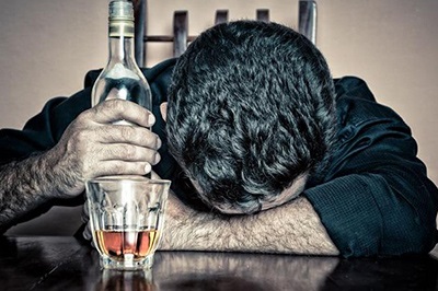 4个信号提示你不宜再饮酒，中医2大疗法帮你戒酒护肝！
